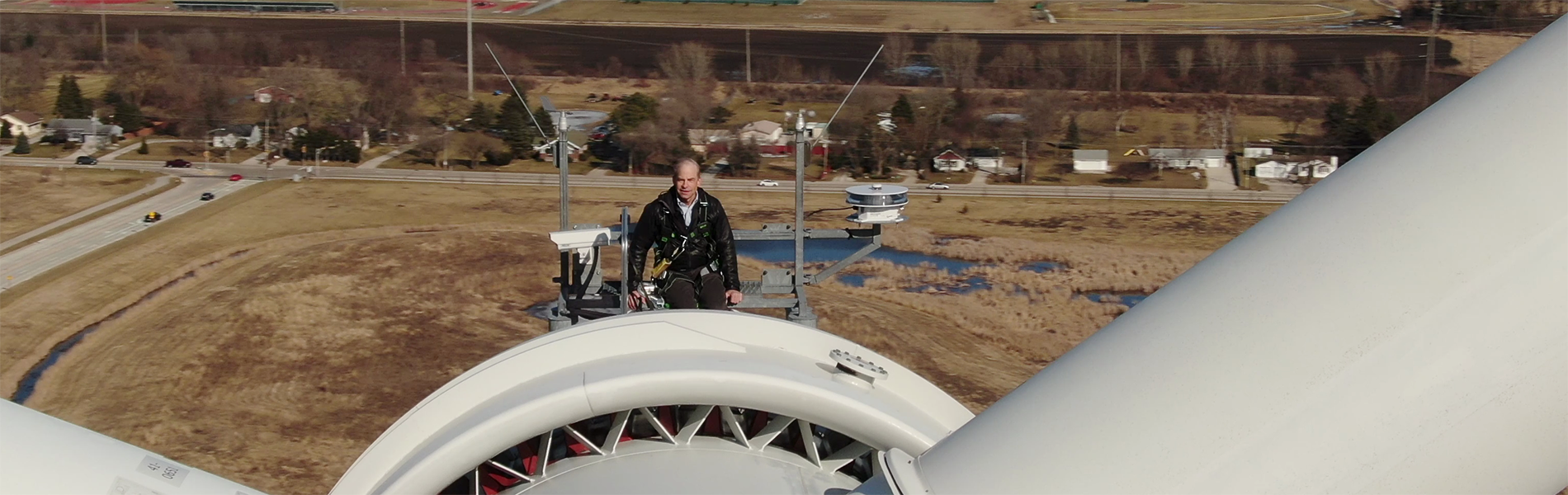 Fisk at the top of a wind turbine