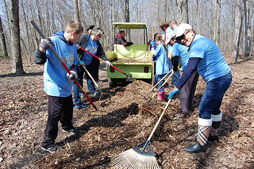 SC Johnson volunteers cleaning up River Bend Nature Center
