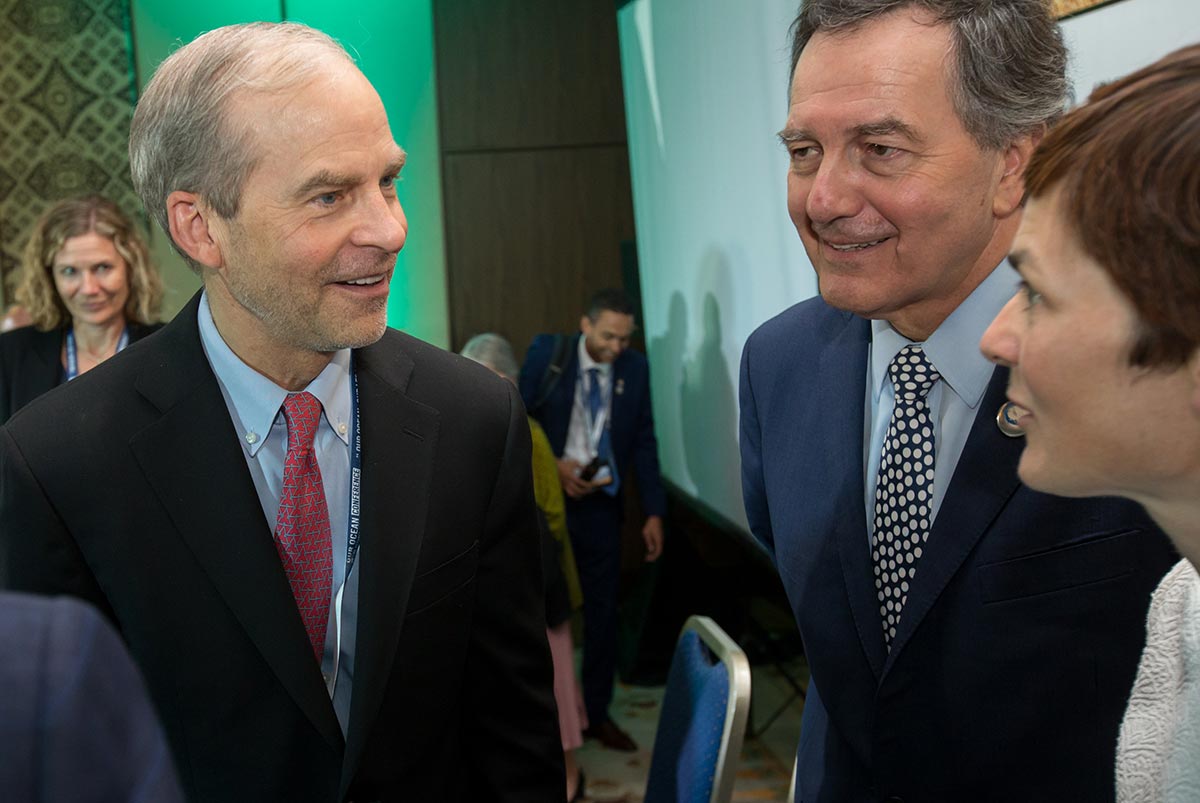 Fisk Johnson con Roberto Ampuero Espinoza, ministro de Relaciones Exteriores de Chile, y la dama Ellen MacArthur en la Conferencia Nuestro Océano 2018