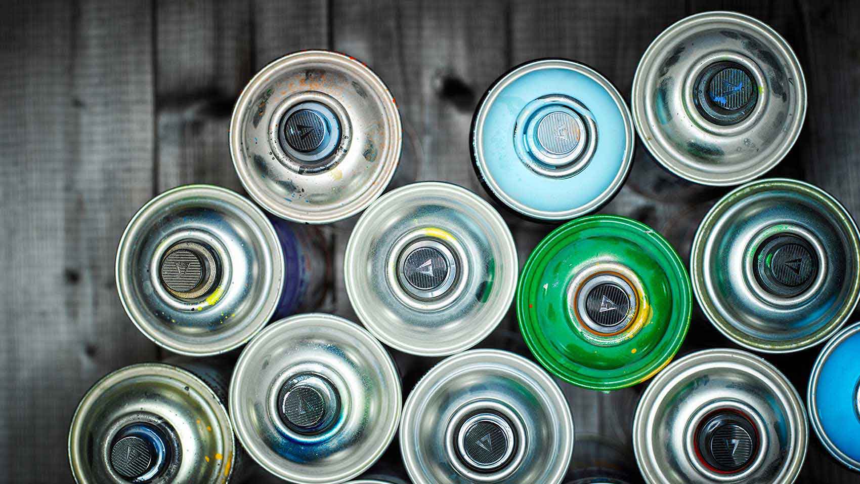 El programa de reciclaje de productos de SC Johnson ayudó a los trabajadores de desechos a clasificar y separar las latas de aerosol para reciclaje de otros materiales.
