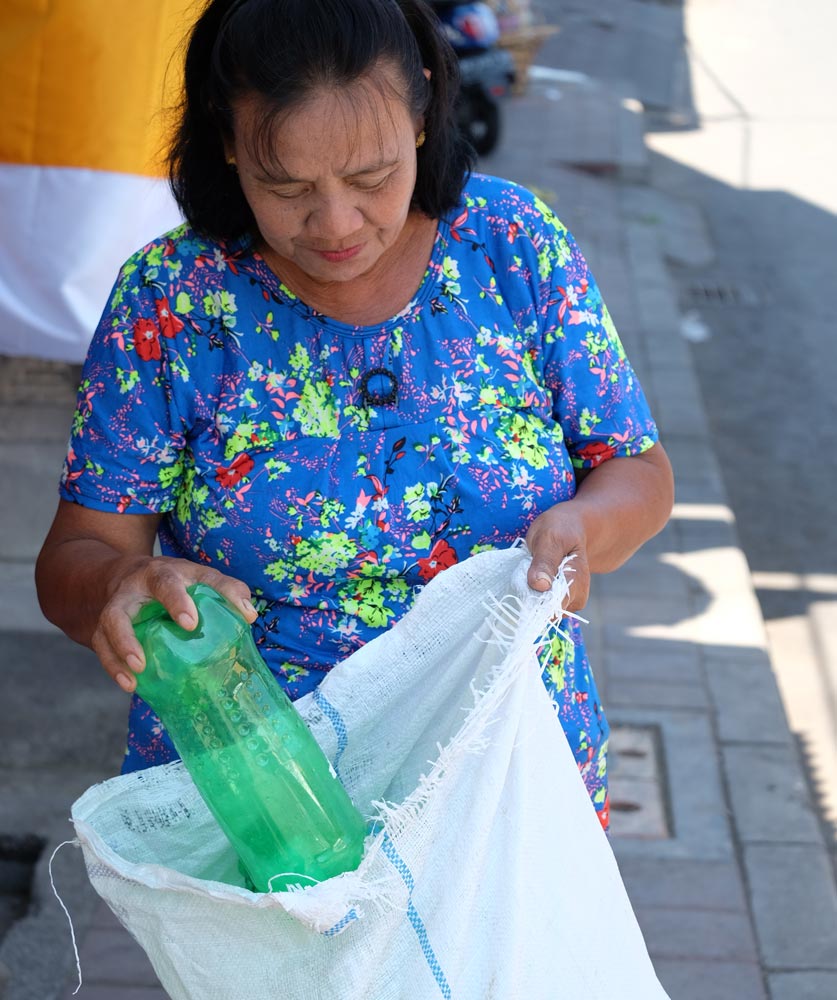 Nyoman Darti, SC Johnson ve Plastic Bank tarafından Bali Endonezya’da açılan yeni geri dönüşüm merkezinde plastik atık topluyor.