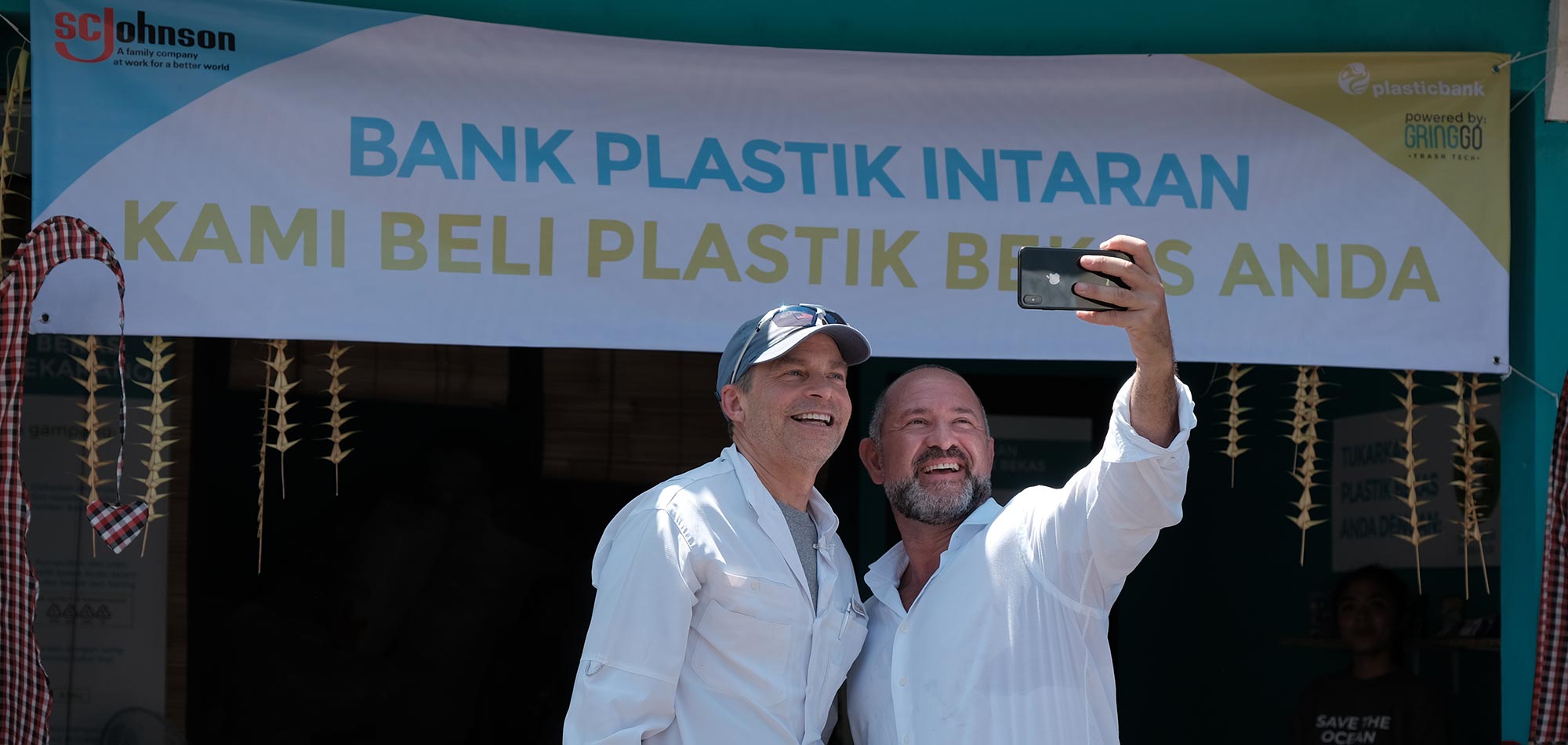 Fisk Johnson Chairman e CEO di SC Johnson e David Katz CEO di Plastic Bank inaugurano il primo degli otto centri di riciclaggio in Indonesia. 