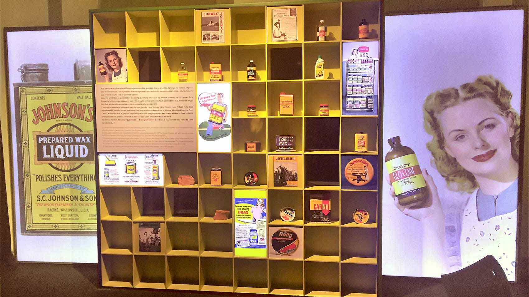 Exposición que muestra productos Johnson Wax que contienen carnaúba wax.