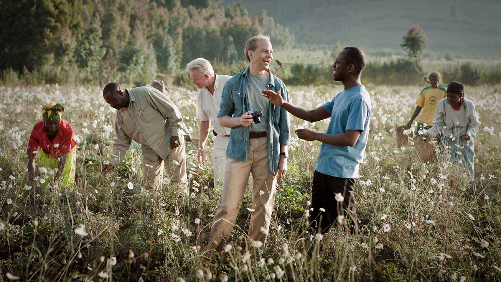 Fisk Johnson ve pire otu çiftçileri Ruanda’da sürdürülebilir tarımsal teknikleri öğreniyor