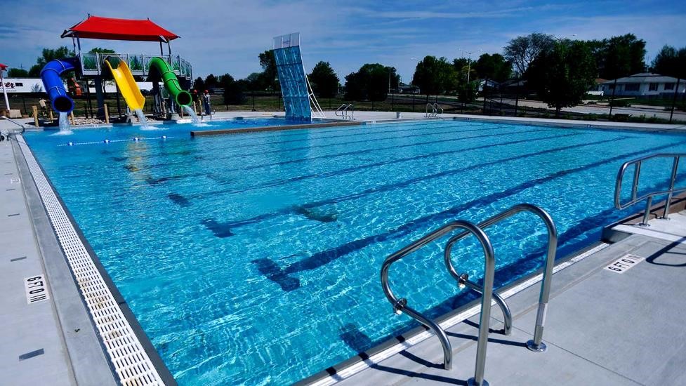 Toboáguas e piscina com raia no SC Johnson Community Aquatic Center