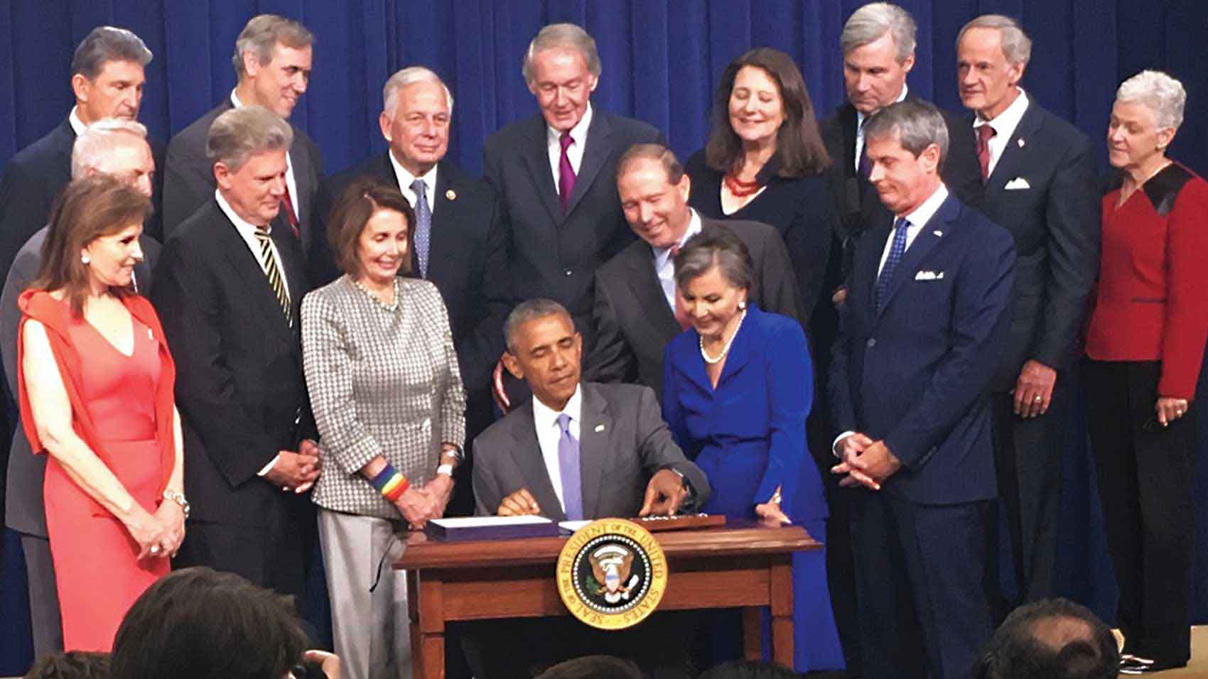 Le président Obama signe la Lautenberg Act