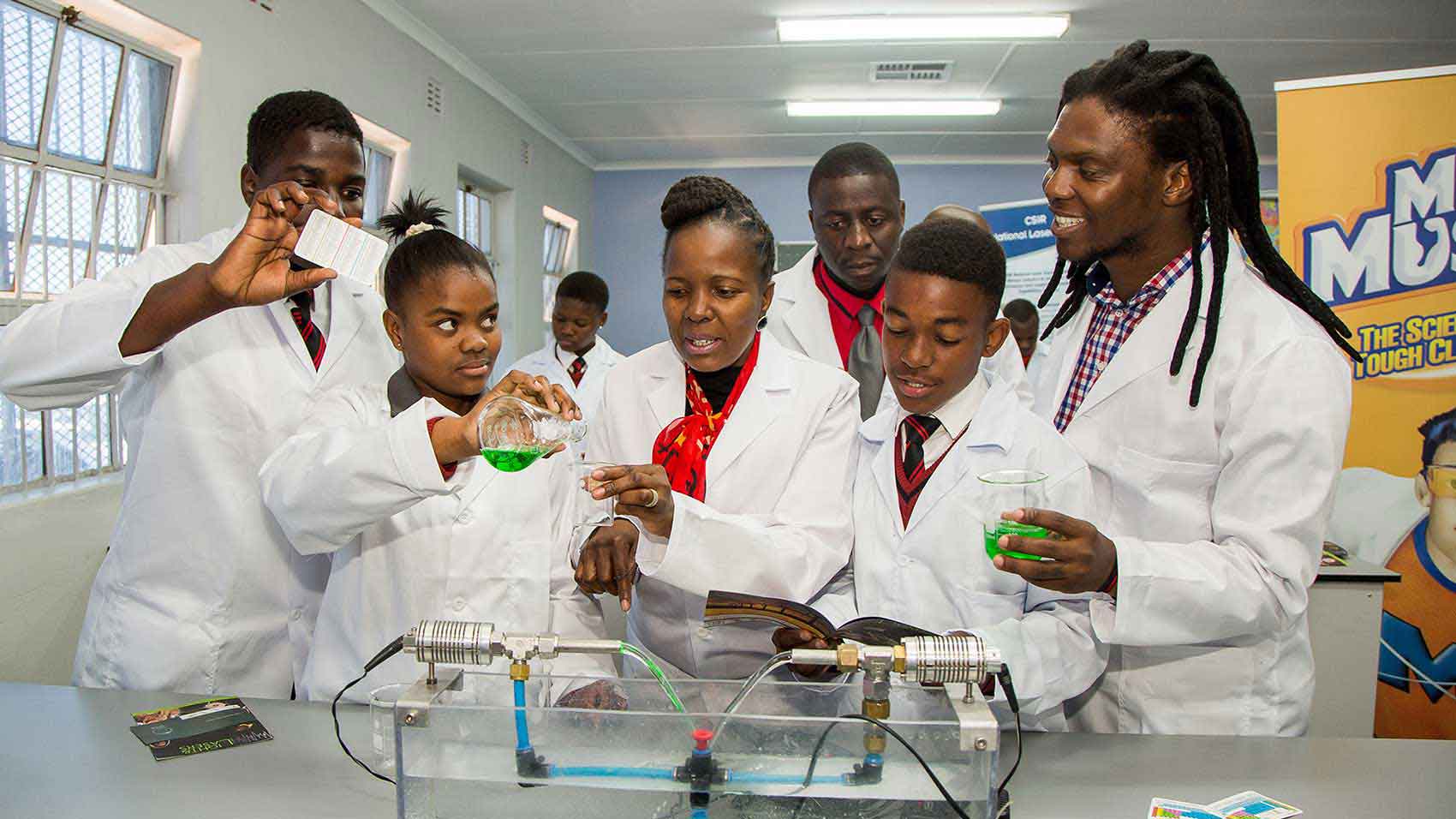 Le programme de philanthropie d’entreprise SC Johnson propose aux étudiants un laboratoire de science et des équipements.