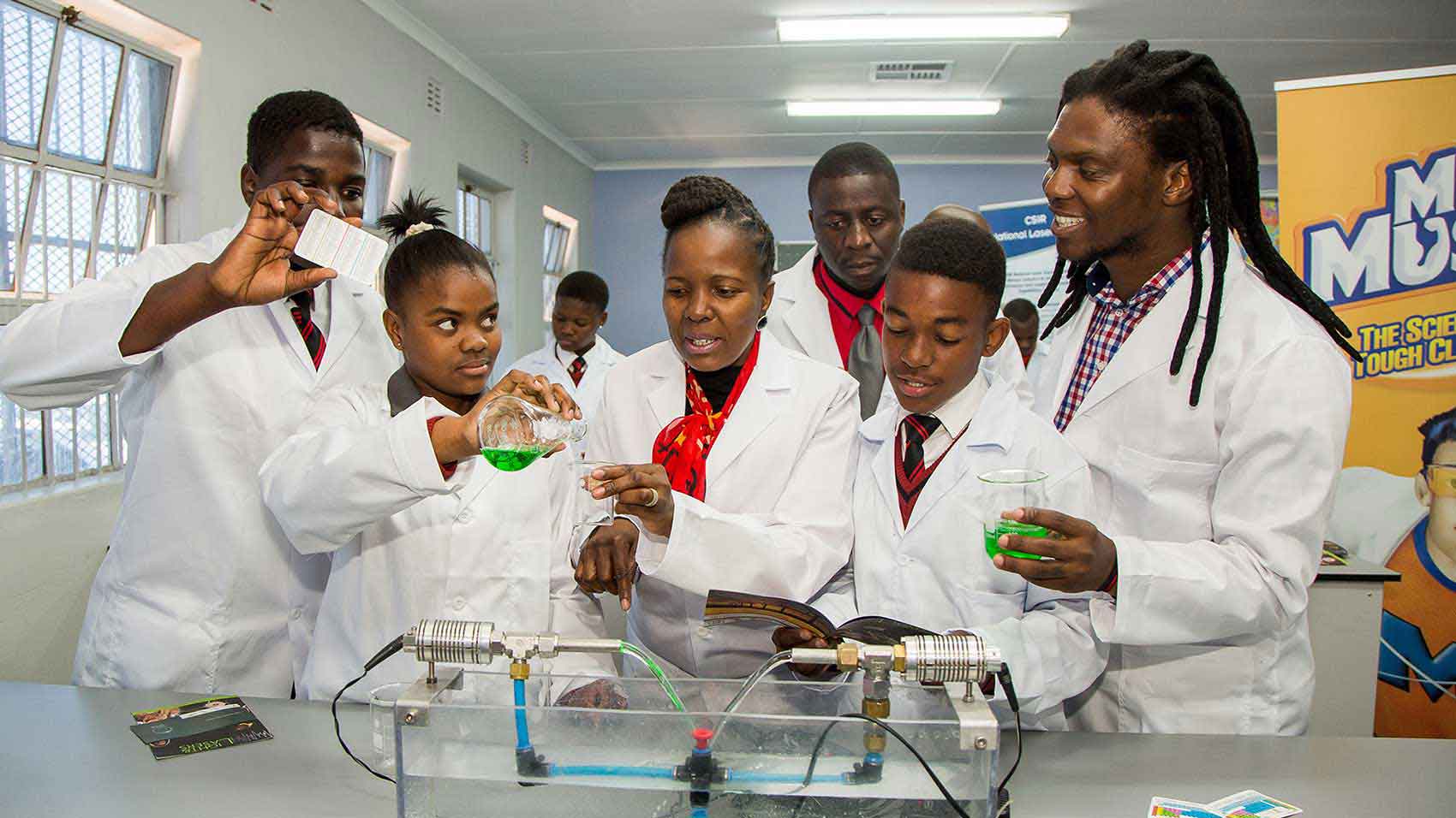 Le programme de philanthropie d’entreprise de SC Johnson fournit un laboratoire de sciences et l’équipement connexe aux étudiants.