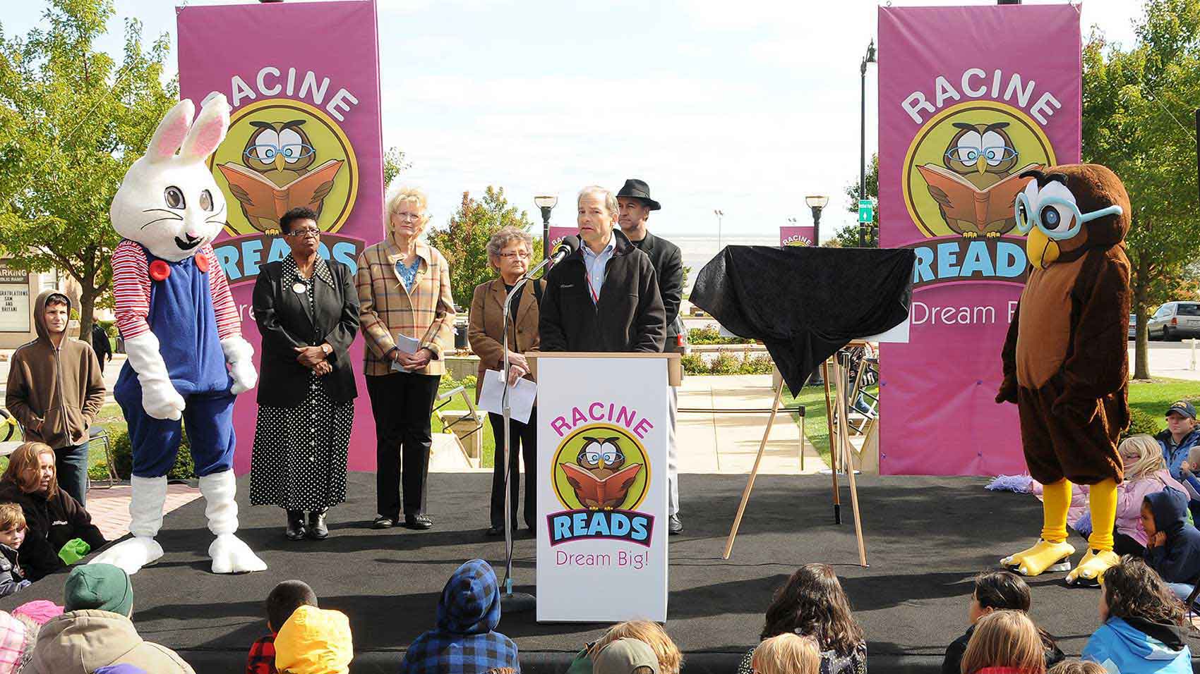 Fisk Johnson startet das „Racine Reads: Dream Big!“-Gemeinschaftslesekompetenzprogramm in Racine, Wisconsin (USA)