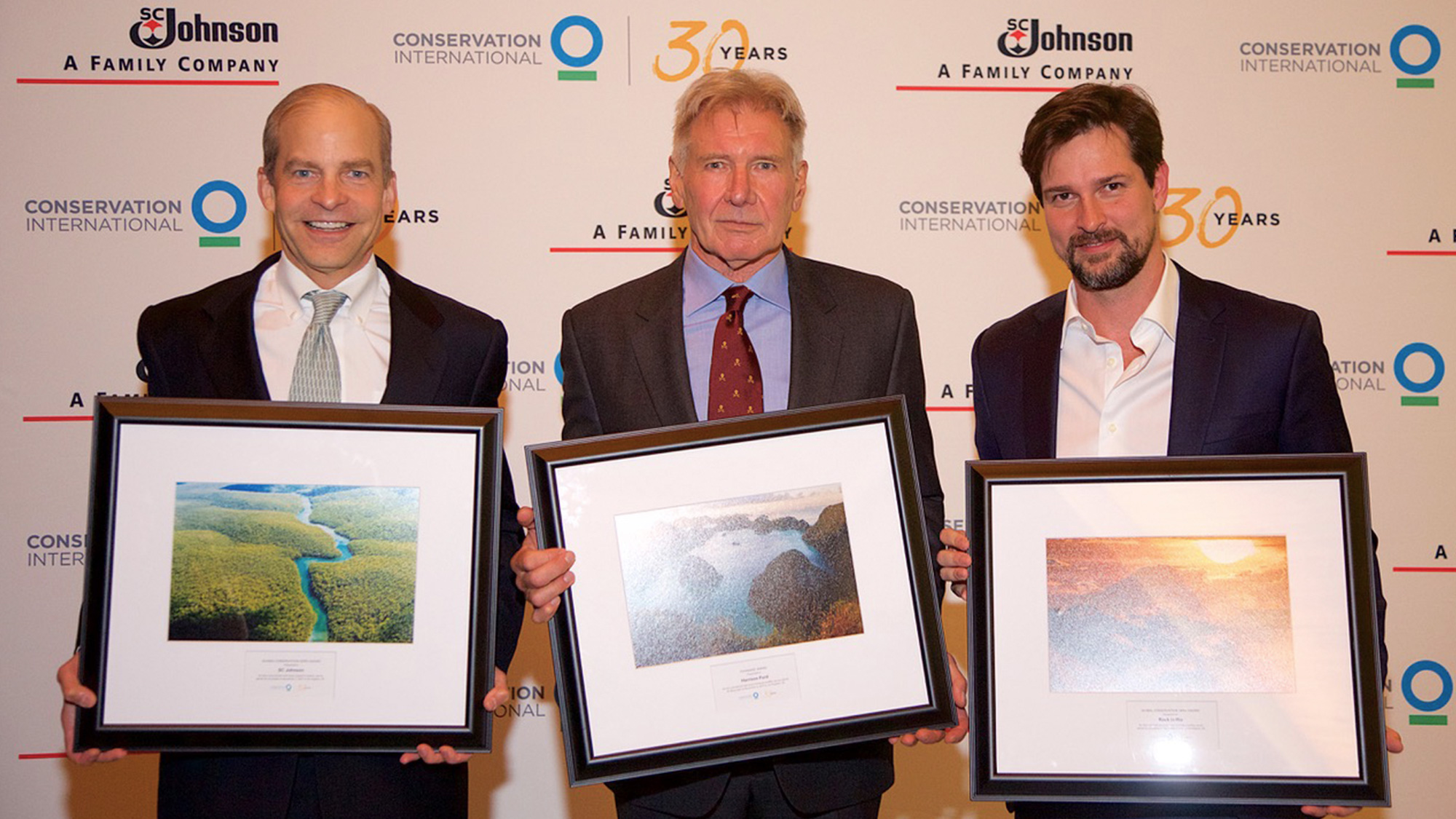Fisk Johnson, Harrison Ford e Luis Justo aceitando o prêmio Global Conservation Hero (Herói de conservação global) da Conservação Internacional