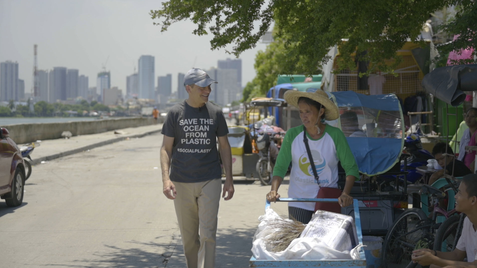 Fisk Johnson in Indonesia mentre cammina per strada con un raccoglitore di plastica