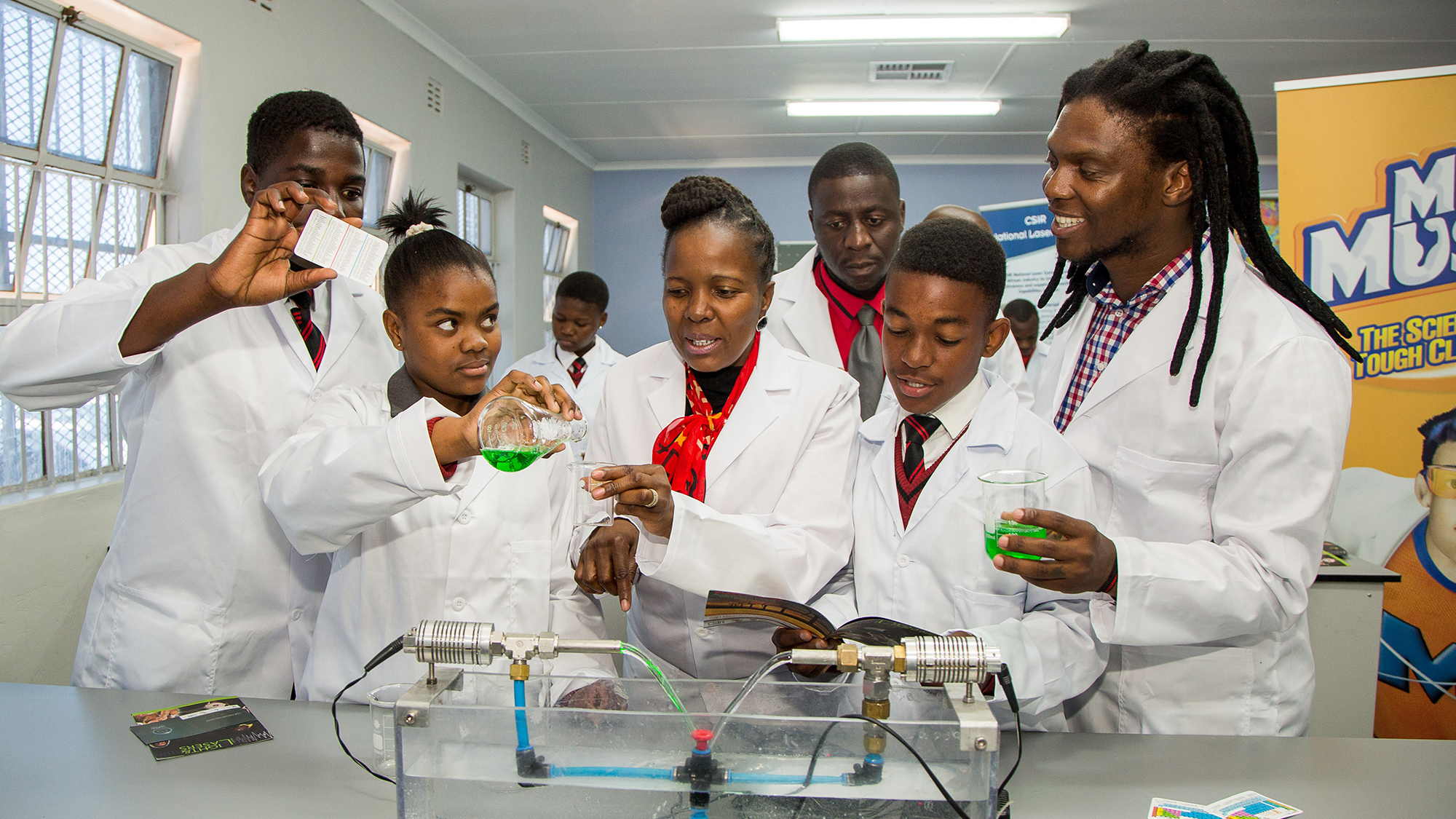 SC Johnson kurumsal bağış programımızın bir parçası olarak Güney Afrika’da bir bilim laboratuvarı bağışladı