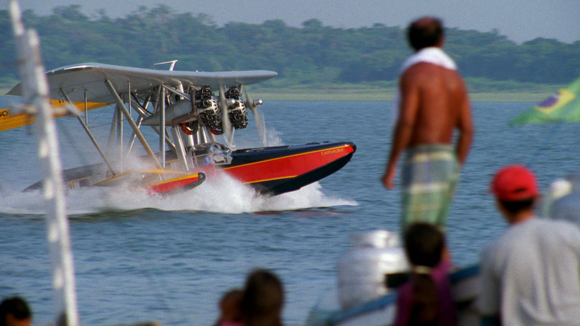 Sam Johnson landet das Amphibienflugzeug Sikorsky S-38 auf seiner Reise nach Brasilien.