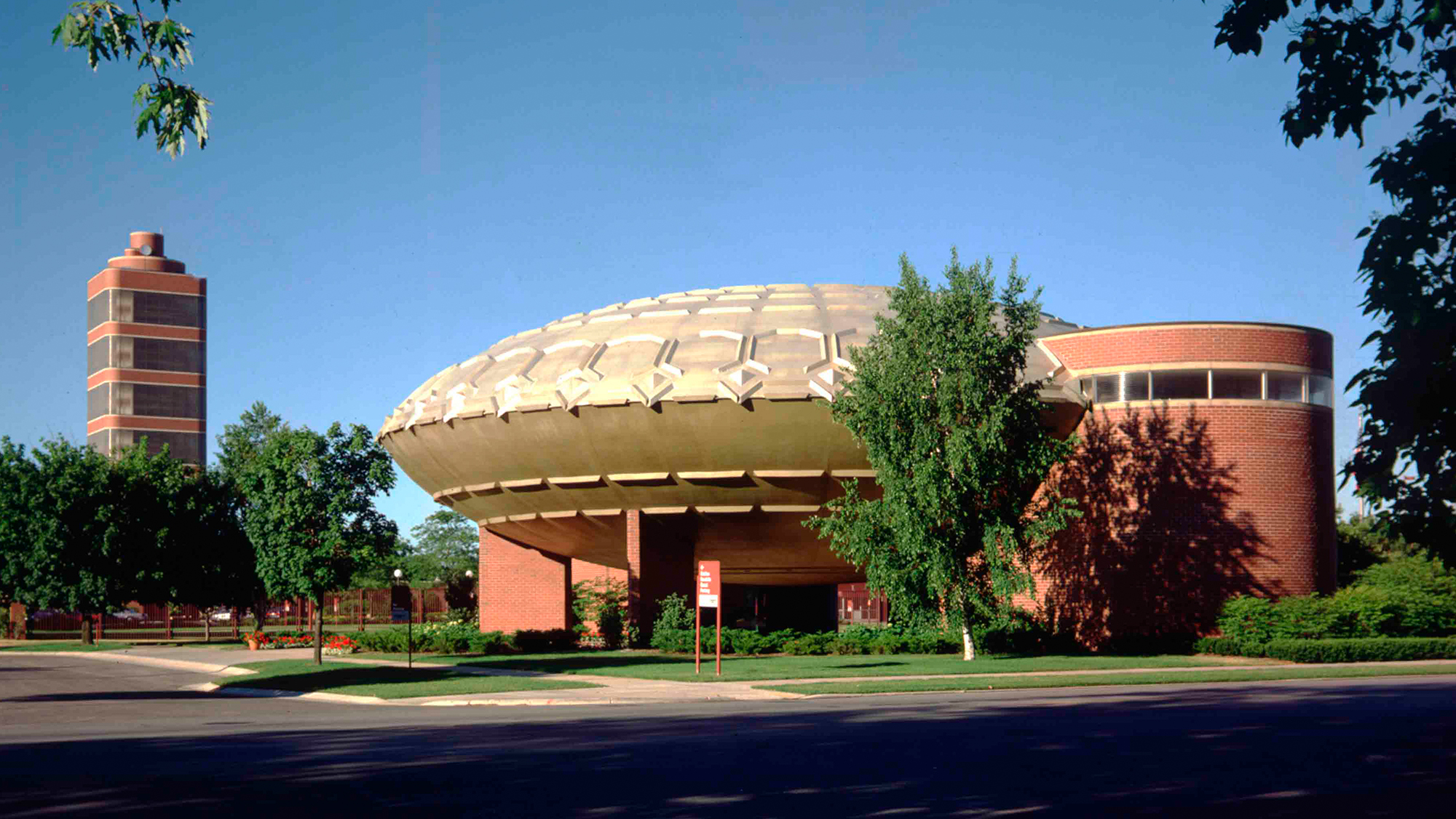 The Golden Rondelle Theater se trouve à l’entrée du campus de notre siège international.