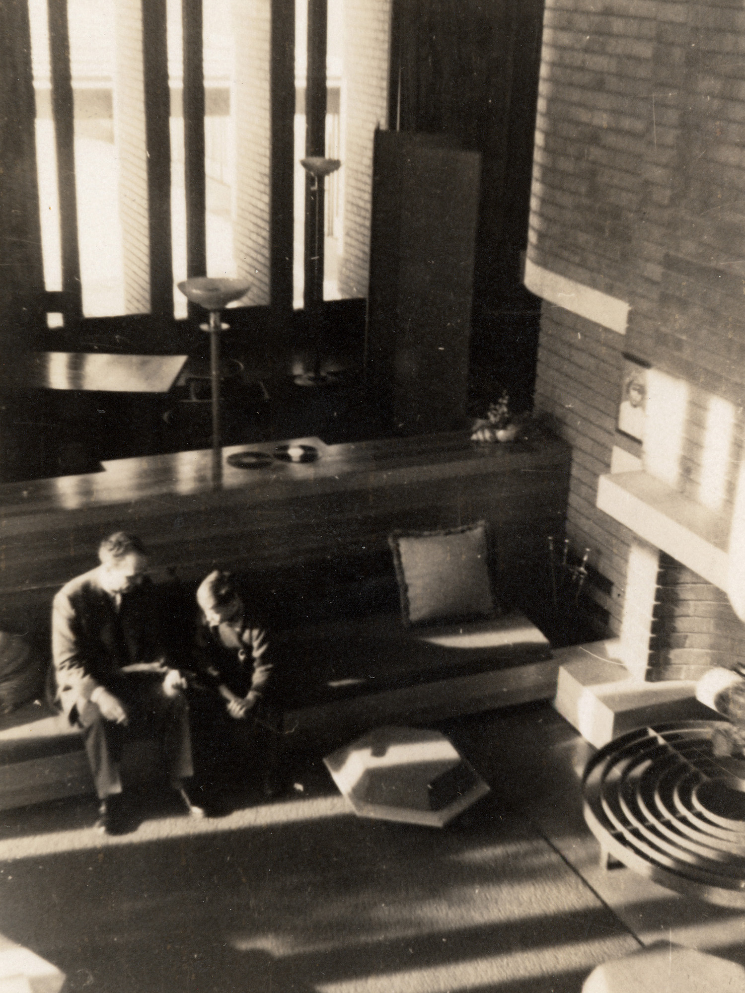 H.F Johnson Jr. 和 Frank Lloyd Wright 在“Wingspread 旧宅”前合影