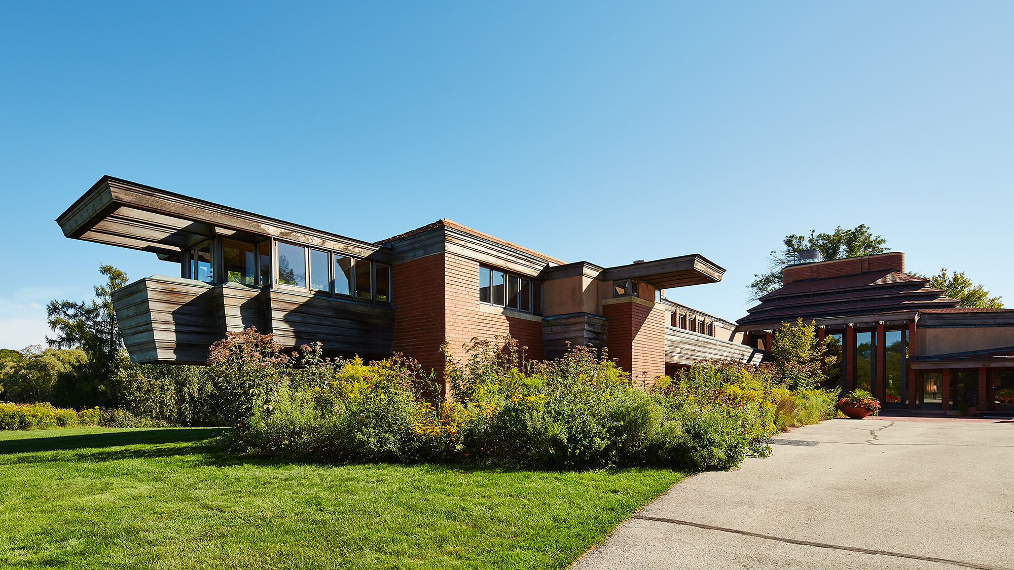 Frank Lloyd Wright 设计的水平线和自然色木建筑
