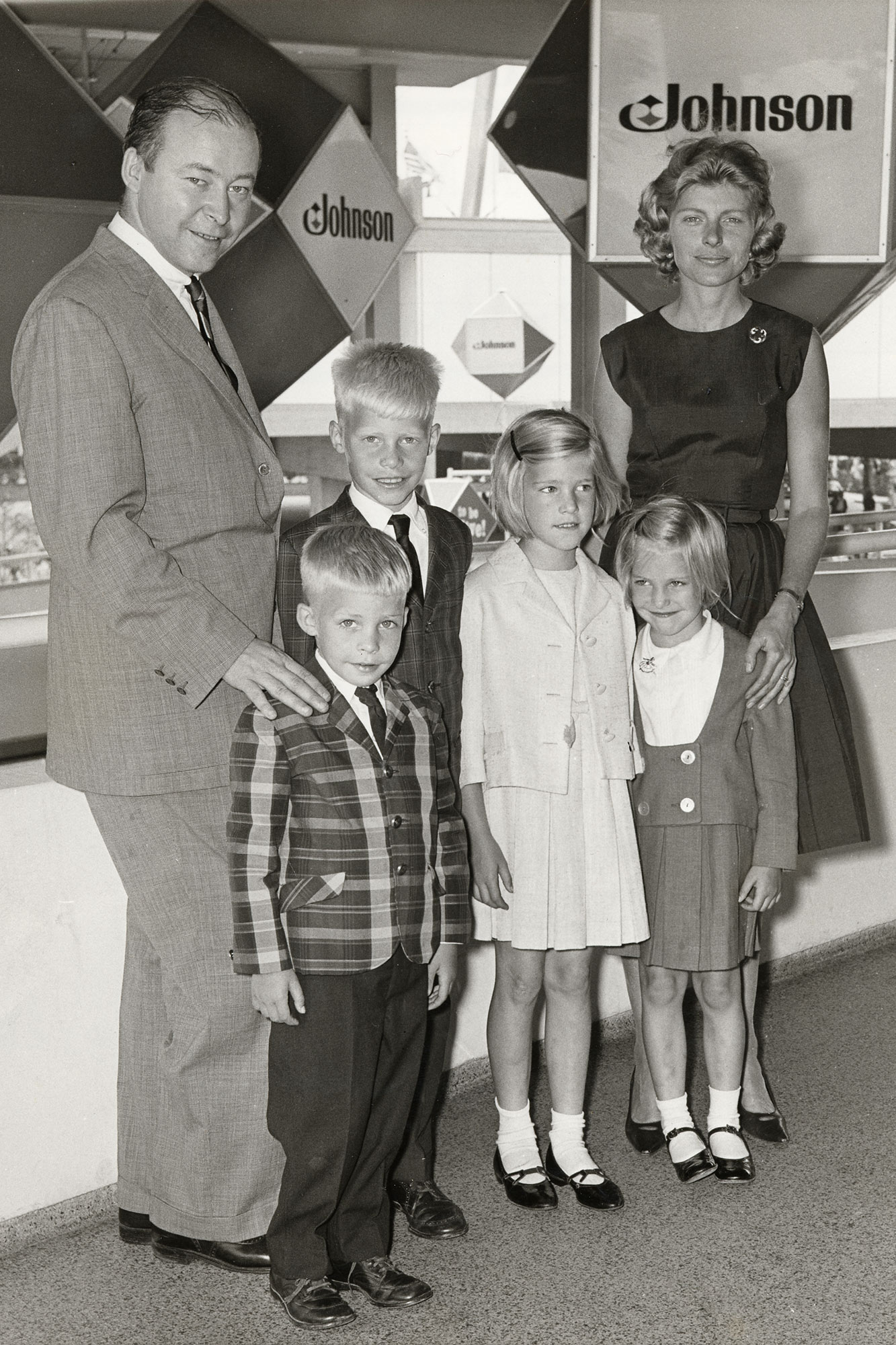 Imogene Johnson con Samuel C. Johnson y niños en la Feria Mundial de 1964