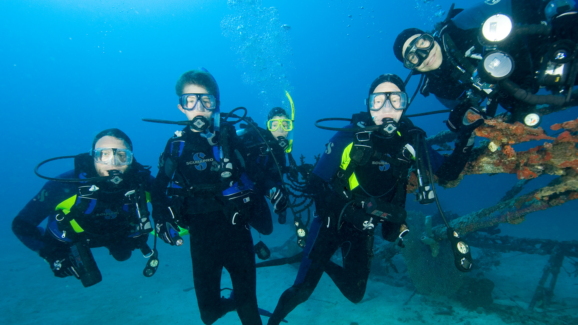 Fisk Johnson und Familie finden das versunkene Flugzeug von H.F. Johnson, Jr. in der Manokwari-Bucht.