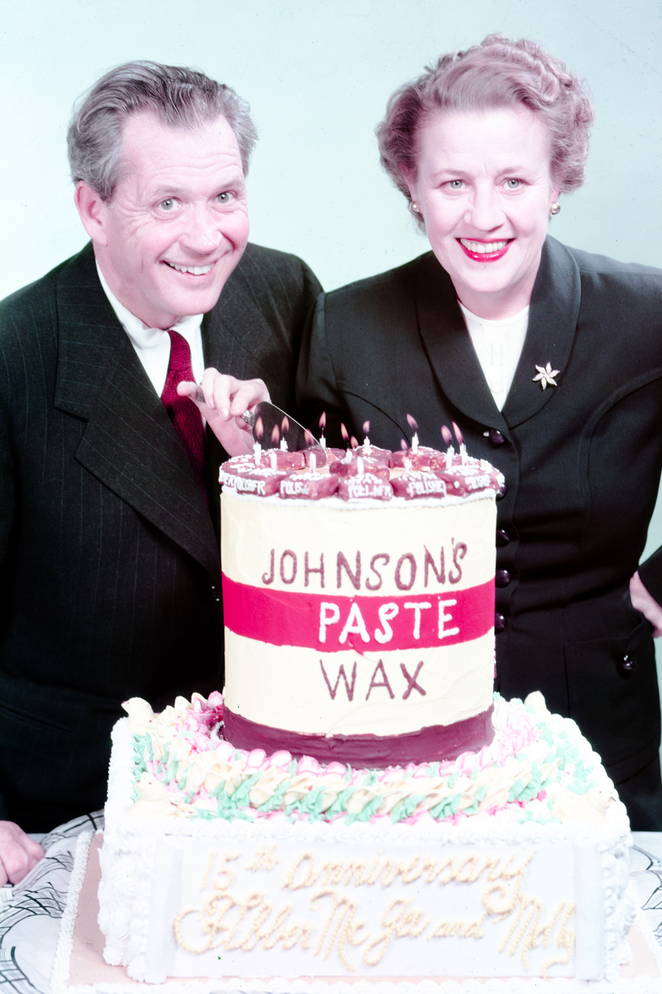 Fibber McGee et Molly McGee célèbrent le 15e anniversaire de l’émission de radio classique avec la cire en pâte Johnson’s Wax