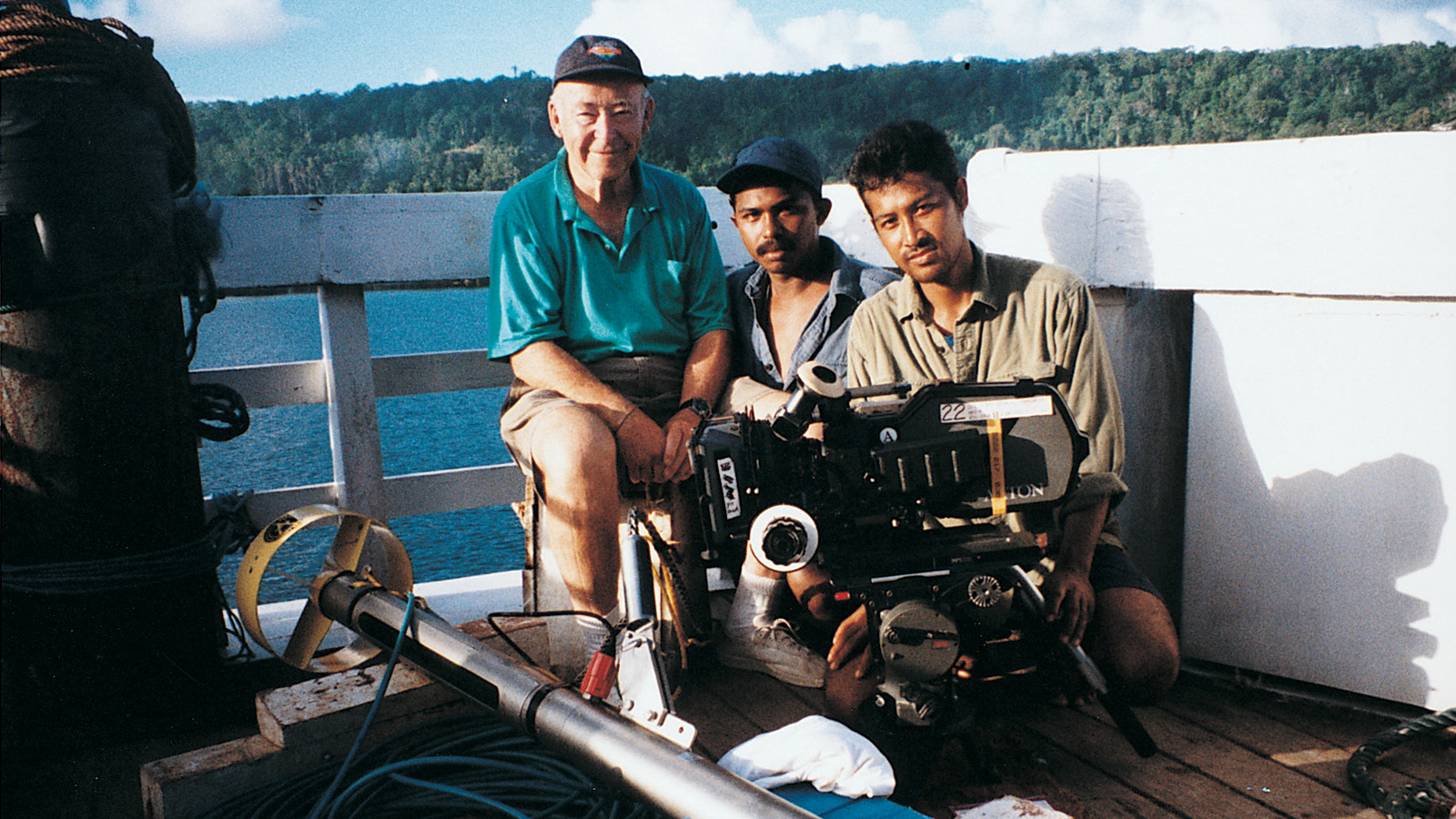 Sam Johnson e os membros da tripulação procurando pelo hidroavião Sikorsky S-38 submerso de HF Johnson, Jr.