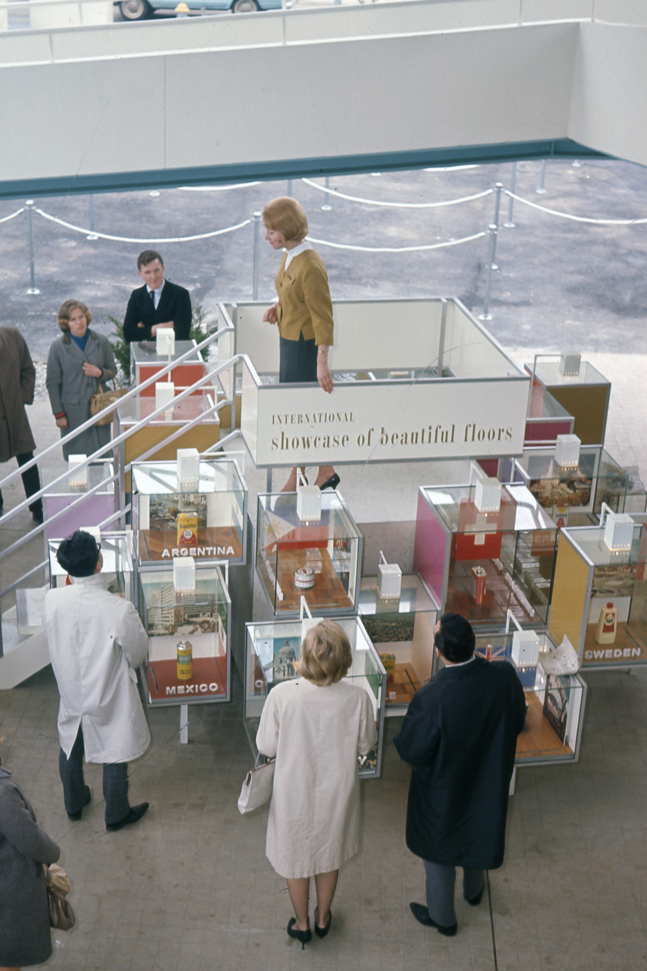 Exposição da SC Johnson na Feira Mundial de 1964, exibindo produtos Cera Johnson de várias partes do mundo