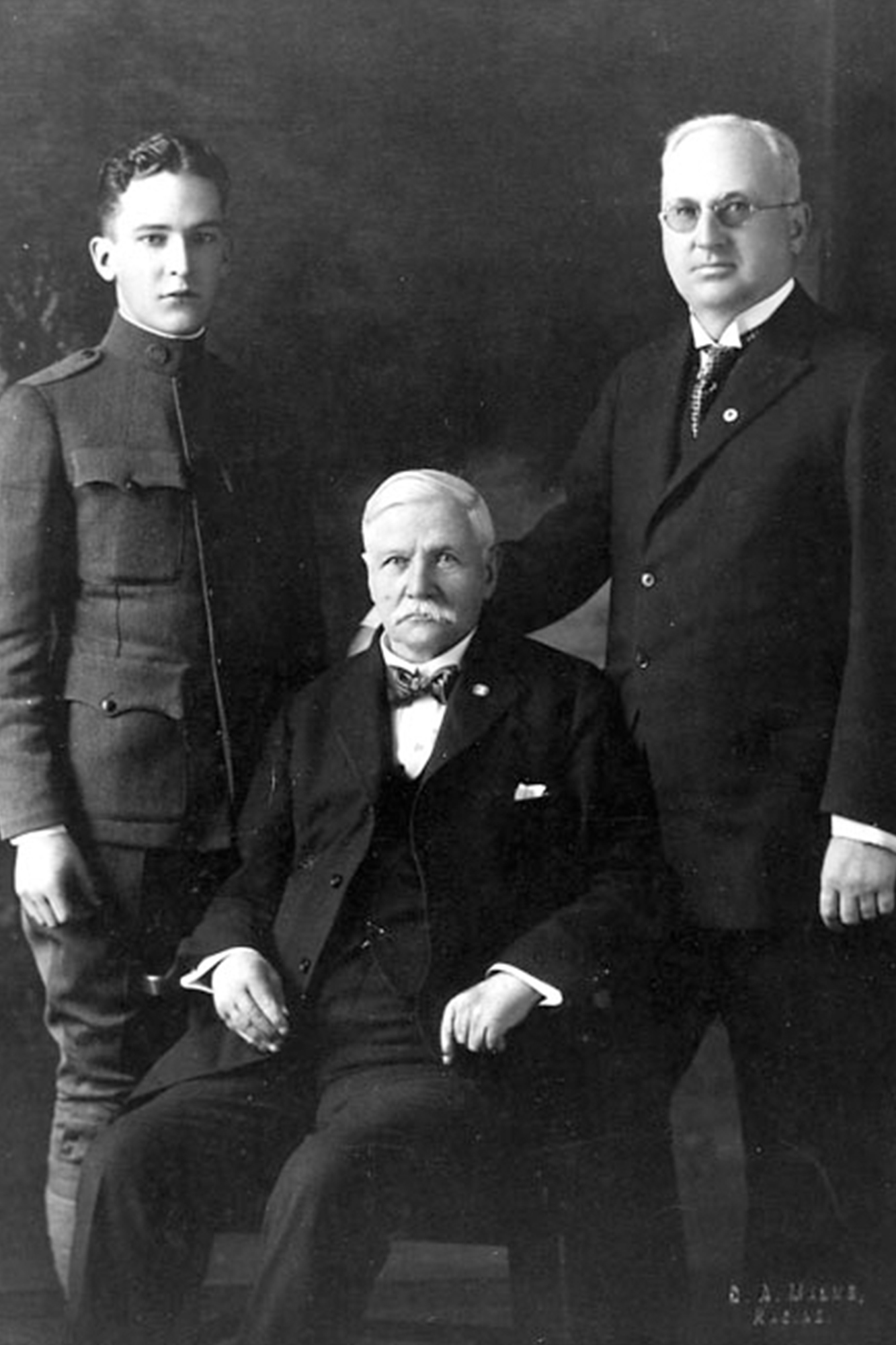 Retrato de Herbert. F. Johnson, Sr. com Samuel Curtis Johnson e Herbert F Johnson, Jr.