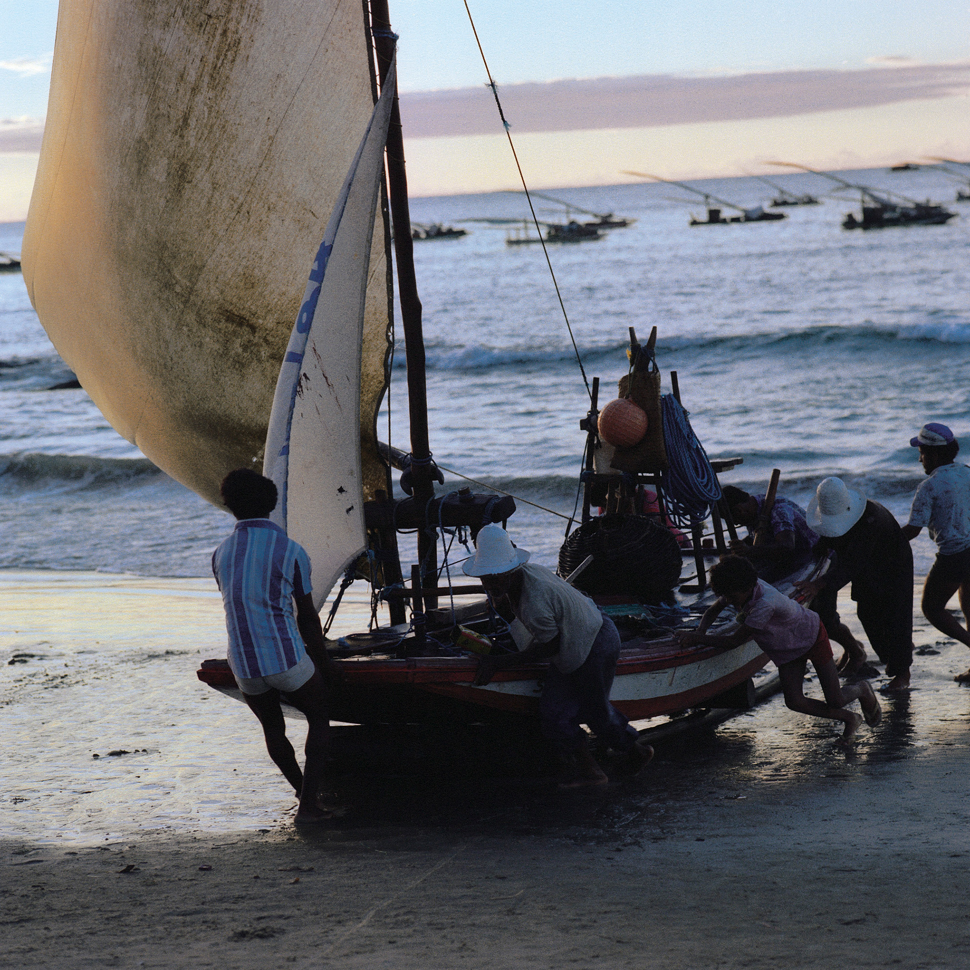 Una jangada a Fortaleza, Brasile, fotografata da Samuel C. Johnson Jr.