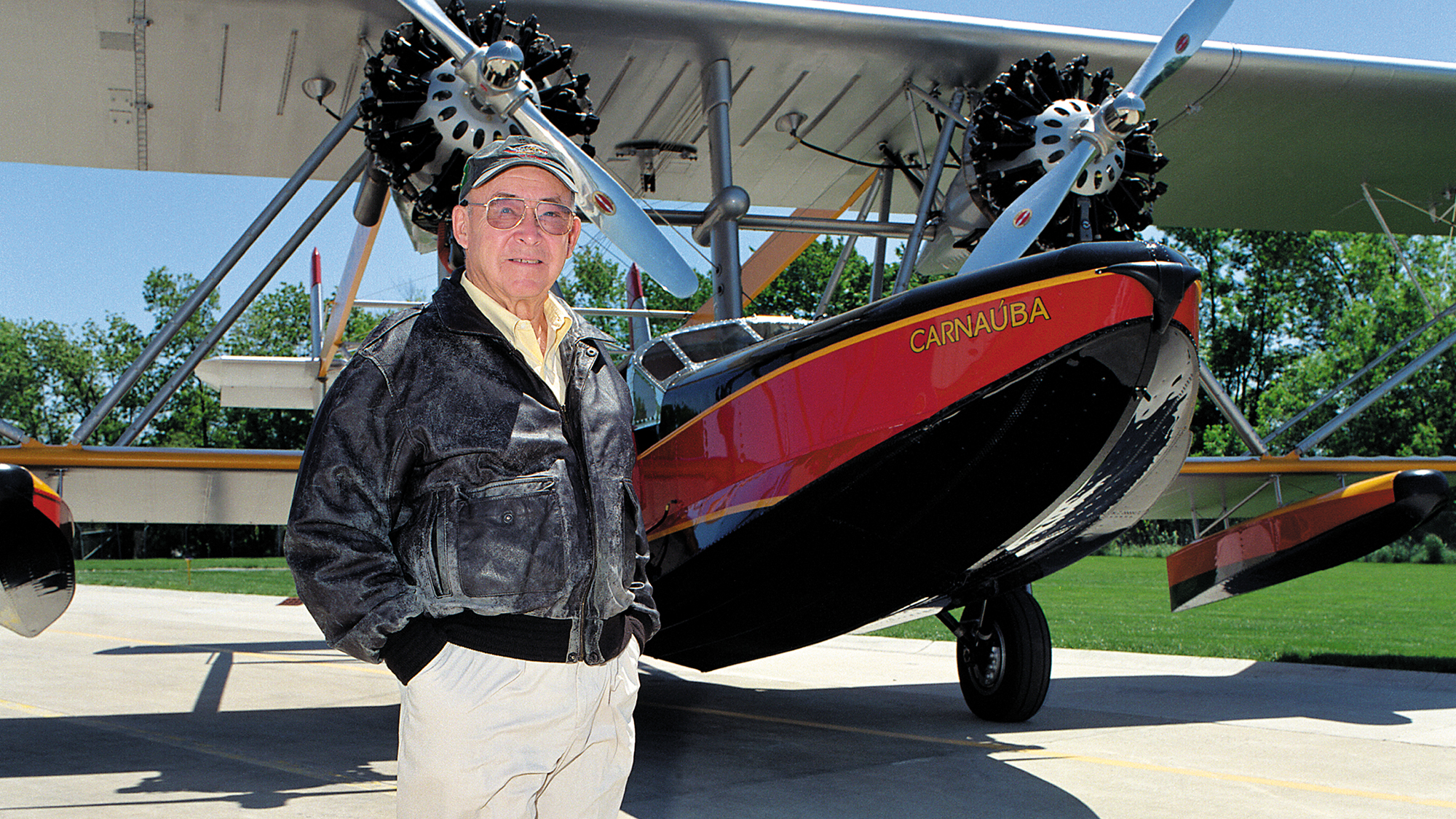 Sam Johnson avec l’avion amphibie Carnaúba