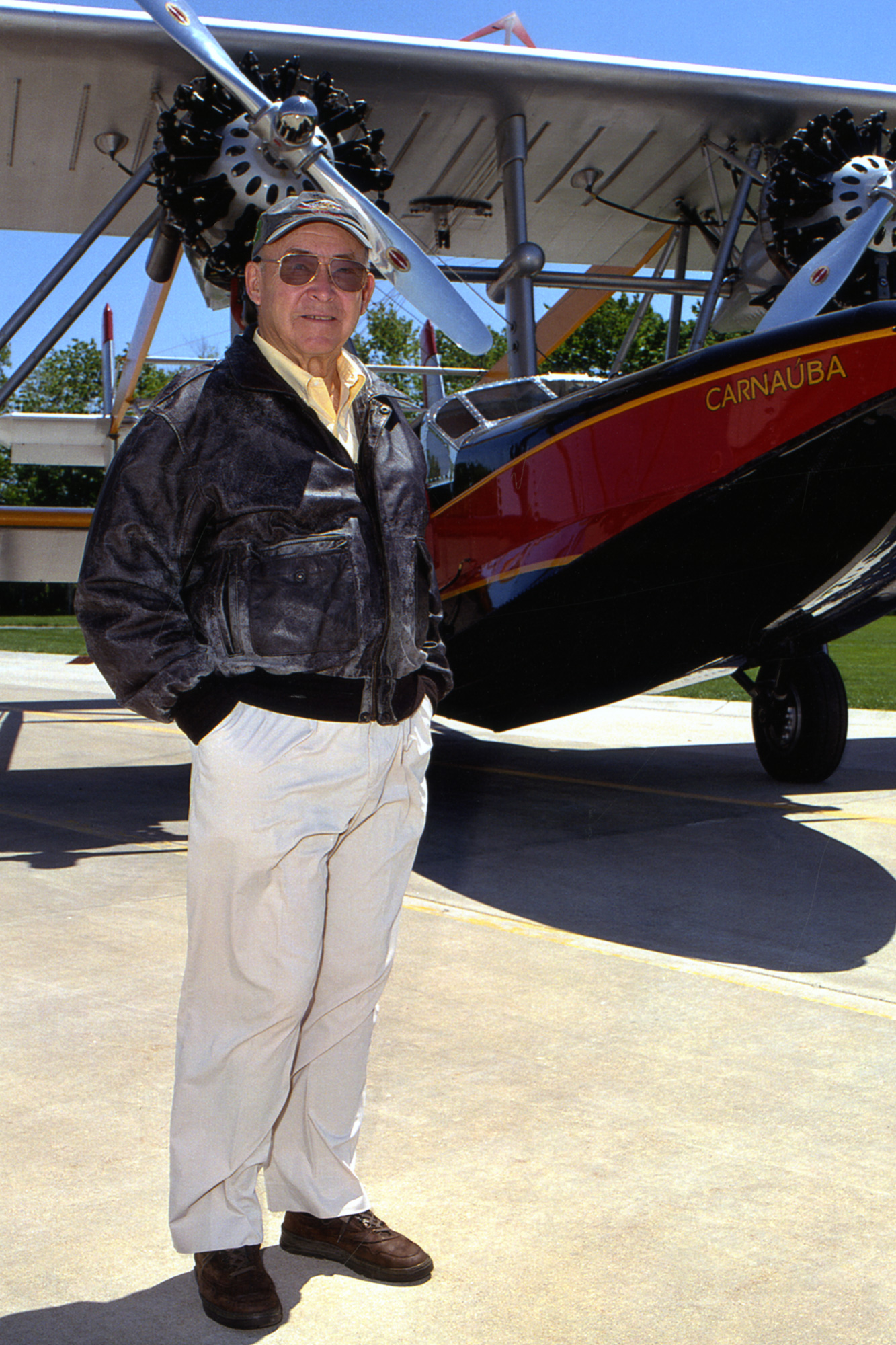 Sam Johnson debout aux côtés de l’avion amphibie Carnaúba