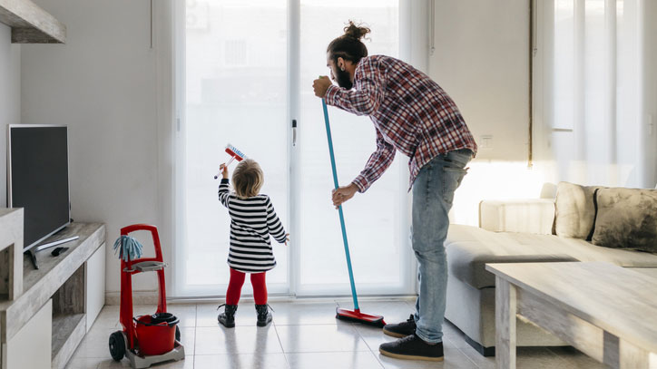 Jeune fille aidant son père à nettoyer.