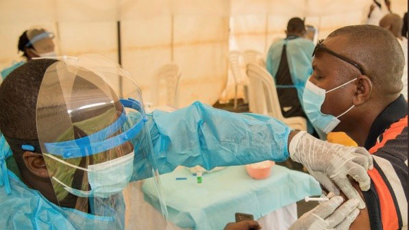 Mann, der die COVID-19-Impfung in einer von SC Johnson gesponserten Klinik in Ruanda erhält.