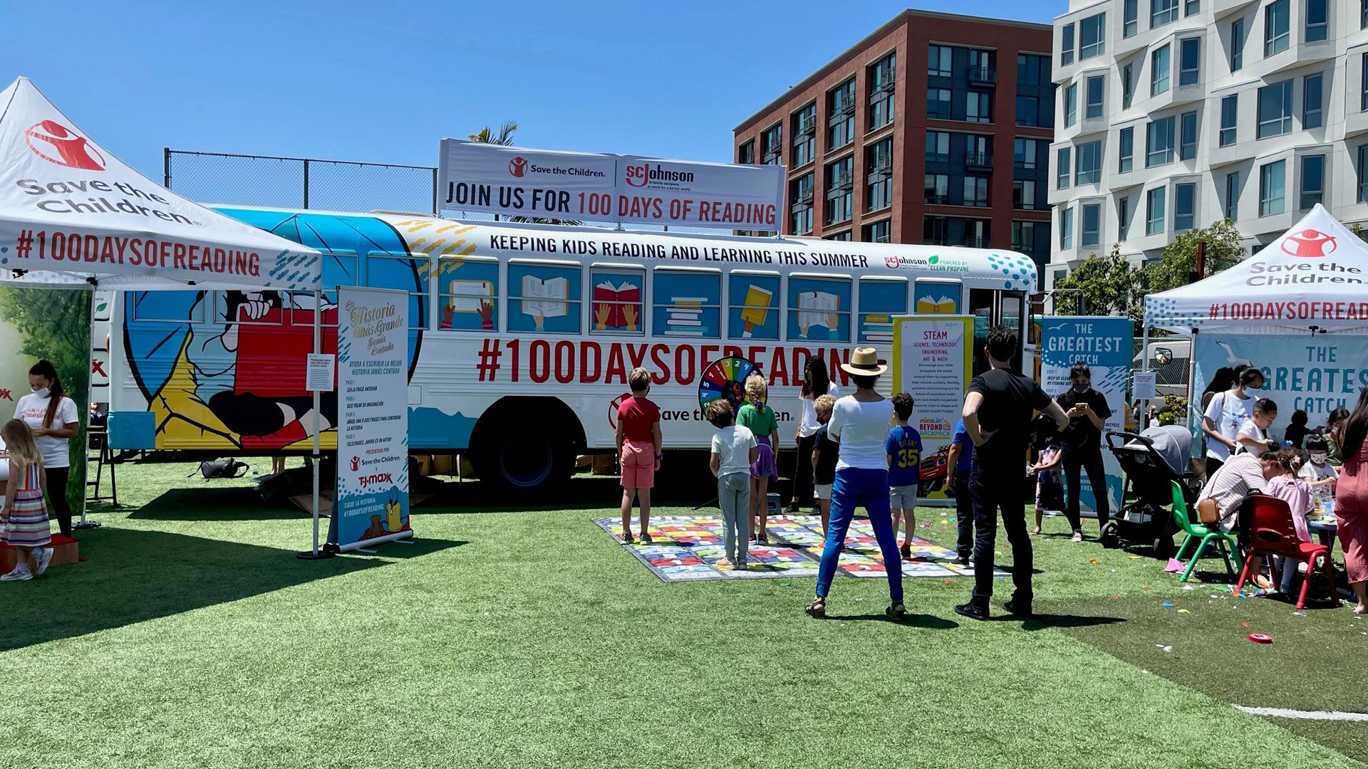 Crianças fora de ônibus escolar de 100 dias de leitura