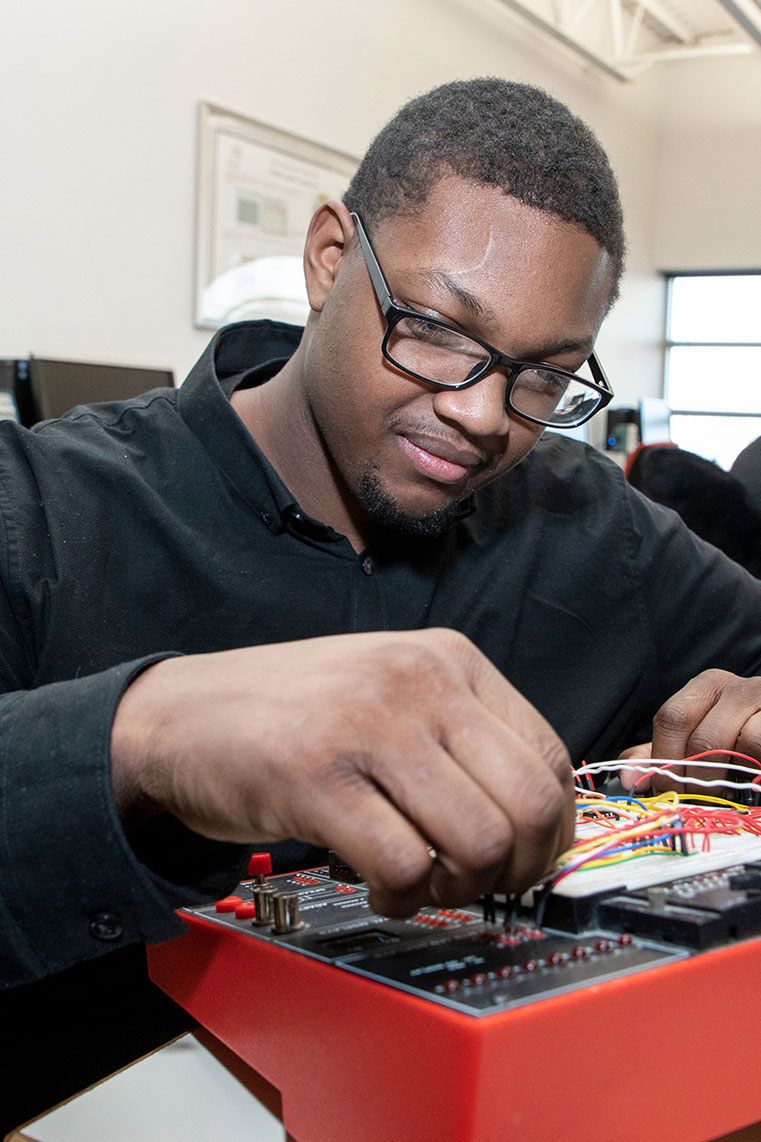 Étudiant en génie électrique au Gateway Technical College de Racine, dans le Wisconsin.